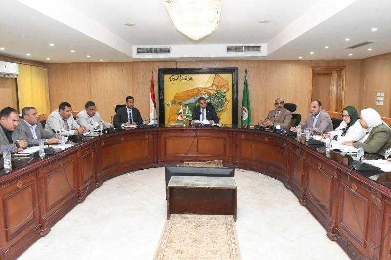 محافظ الفيوم يتابع معدلات تنفيذ مشروعات حياة كريمة بقرى إطسا ويوسف الصديق