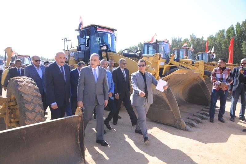 محافظ سوهاج وأعضاء لجنة التنمية المحلية يتفقدون اصطفاف المعدات