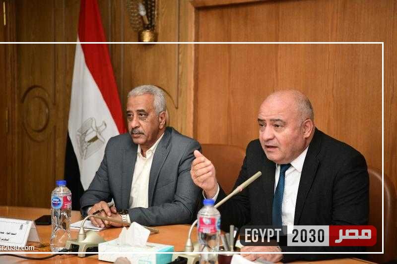محافظ قنا يبحث عددًا من المقترحات الخاصة بتنمية موارد منظومة الإعلانات