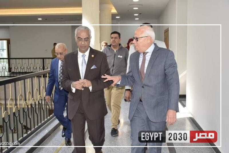 محافظ بورسعيد يتفقد مبنى التدريب والاختبارات الإلكترونية بالجامعة