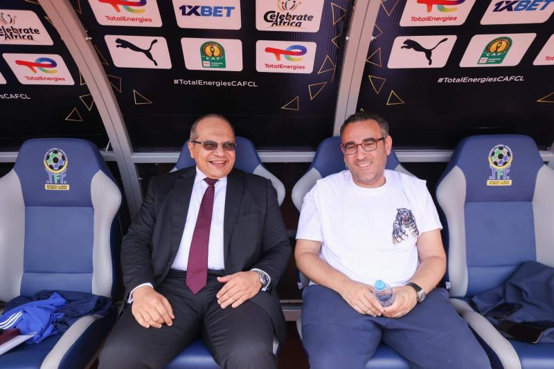 سفير مصر في تنزانيا يحضر مران الأهلي استعدادًا لمبارا يانج أفريكانز بدوري الأبطال