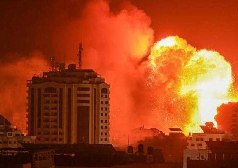 اشتعال النيران بجباليا إثر قصف إسرائيلي استهدف المنطقة