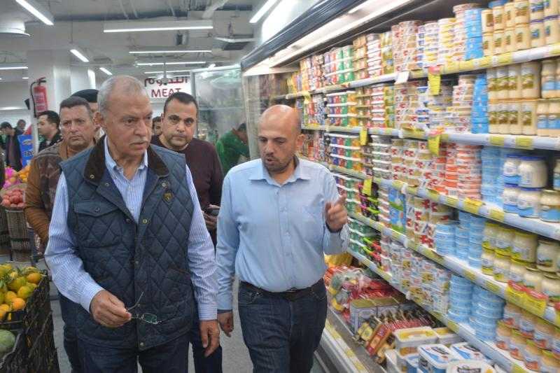 محافظ القليوبية يتفقد عددًا من معارض السلع بشبرا الخيمة وبنها