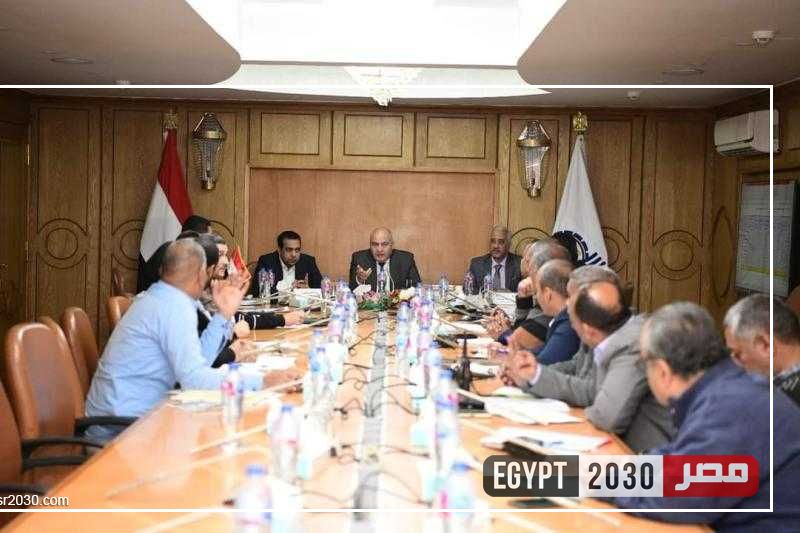 محافظ قنا يتابع ملف مخالفات البناء ومنظومة المتغيرات المكانية