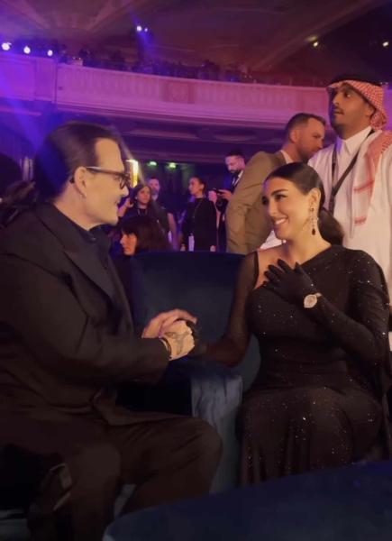 ”ماتشينج بالأسود”.. ياسمين صبري وجوني ديب أشهر ثنائي بمهرجان البحر الأحمر