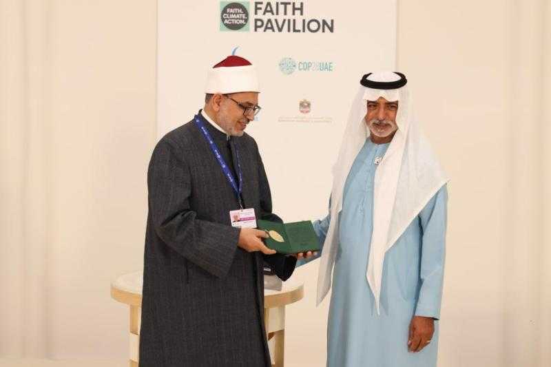 تكريم رئيس جامعة الأزهر في احتفالية جناح الأديان بـ دبي