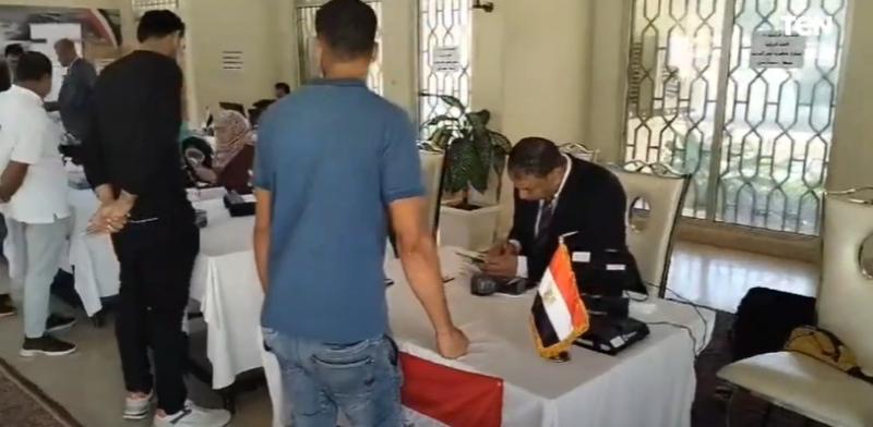 توافد المصريين على اللجنة الانتخابية بعمان للإدلاء بأصواتهم في ثالث أيام الانتخابات الرئاسية.. «فيديو»