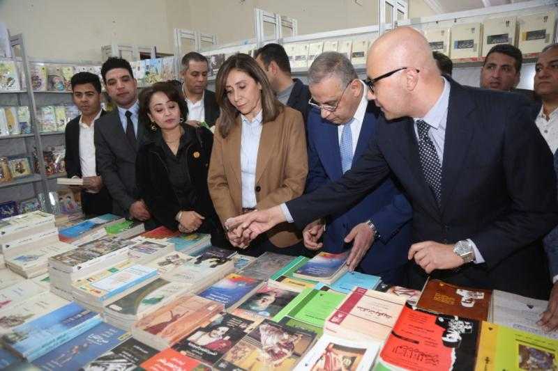 وزيرة الثقافة والفقي يفتتحان معرض الكتاب الأول بمحافظة سوهاج