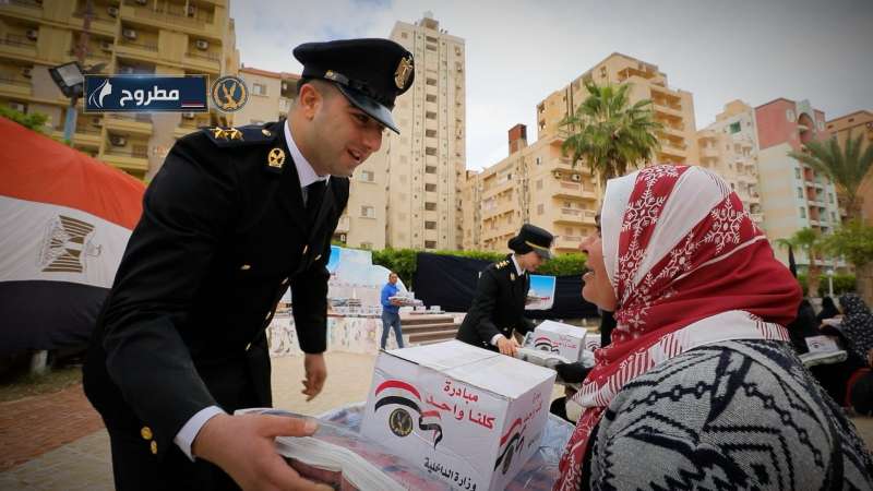 جانب من توزيع المساعدات على السيدات
