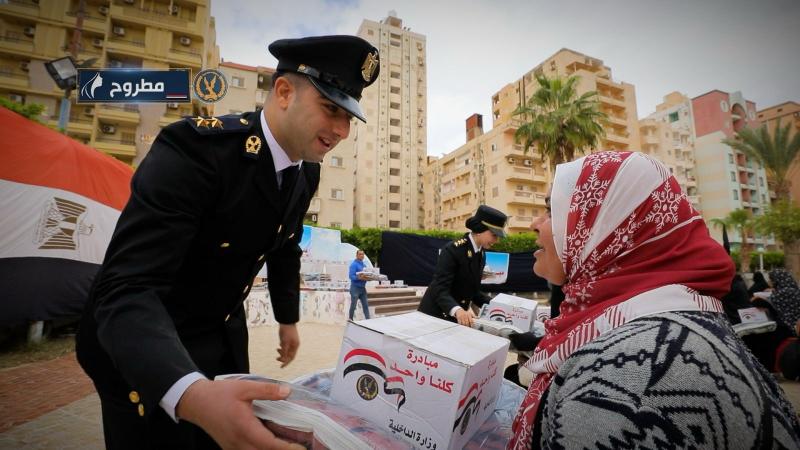 الداخلية توزع مساعدات عينية بمناسبة حملة الـ ”16 يوم لمناهضة العنف ضد المرأة” (صور)