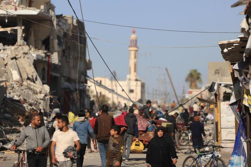 نازحون في غزة يحاولون الاختباء من النيران الإسرائيلية