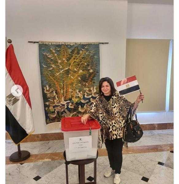 بعلم مصر.. إلهام شاهين تدلي بصوتها في الانتخابات الرئاسية