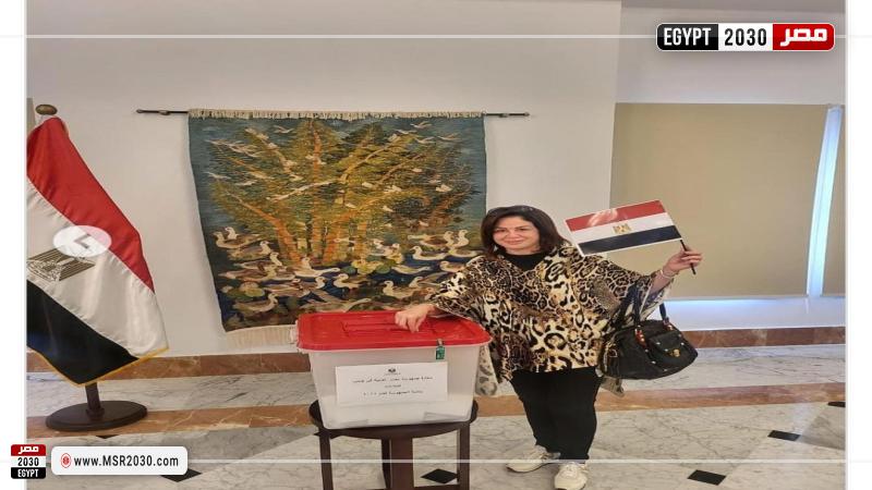 الهام شاهين تدلي بصوتها في الإنتخابات الرئاسية