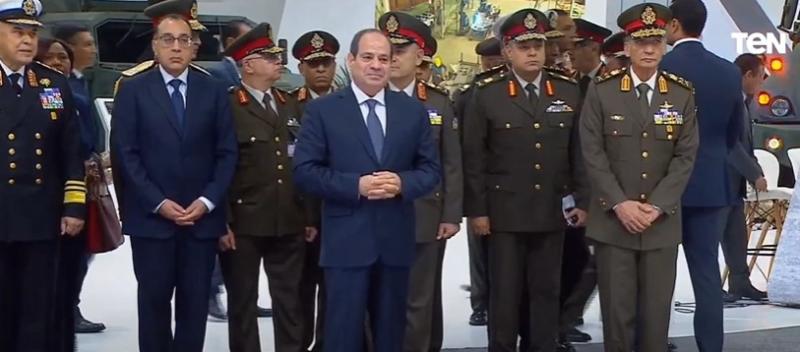 «رعد 200».. السيسي يستمع لشرح تفصيلي عن أول راجمة صواريخ مصرية.. «فيديو»