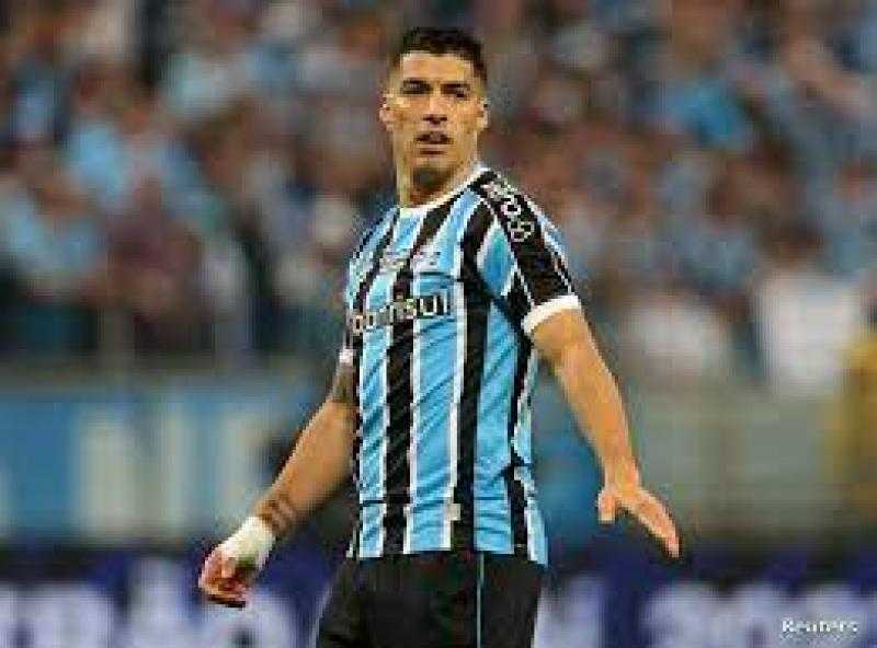 سواريز يقترب من مزاملة ميسي من جديد