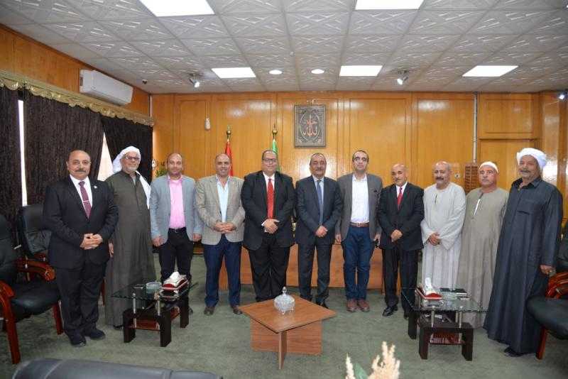 محافظ الإسماعيلية يجتمع بأعضاء اللجنة التنظيمية لمبادرة «ازرع»