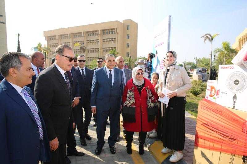 محافظ كفرالشيخ يسلم 15 جهازا للفتيات الأولى بالرعاية بمبادرة دكان الفرحة