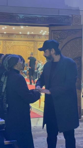 صور.. كريم عبدالعزيز ومحمد هنيدي في عزاء أشرف عبدالغفور