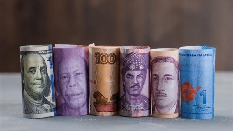 تباين أسعار العملات العربية والأجنبية في منتصف تعاملات اليوم