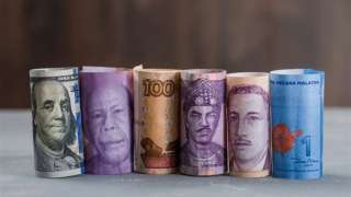 تباين أسعار العملات العربية والأجنبية في منتصف تعاملات اليوم