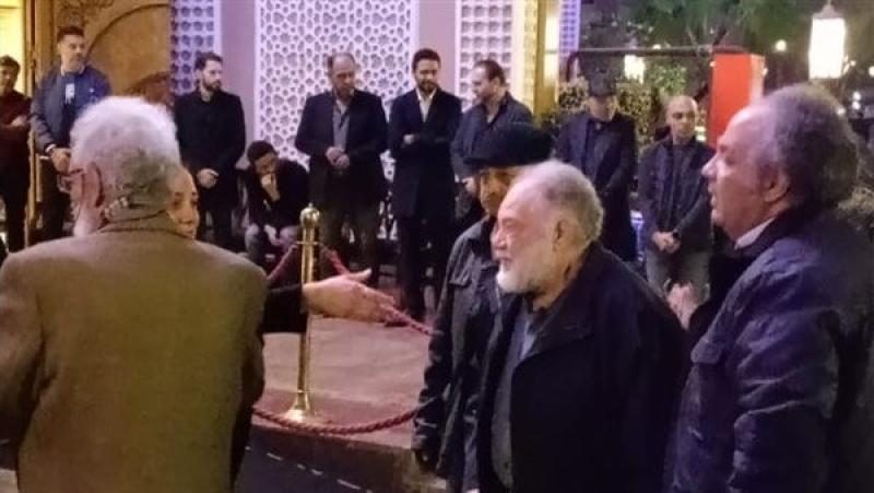 «بيطبطبوا على ريهام» يحيى الفخراني ونبيل الحلفاوي في عزاء أشرف عبدالغفور.. صور