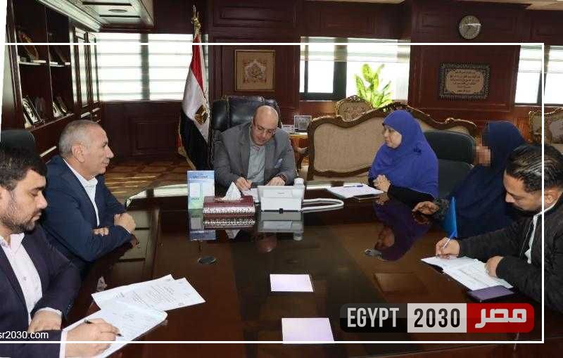 محافظ بني سويف يقرر صرف إعانة مالية لمساعدة إحدى السيدات المُعيلات بسبب ظروفها