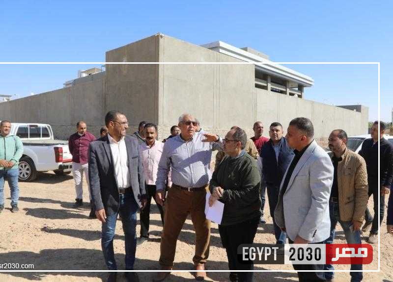 محافظ الوادي الجديد يبحث استغلال مساحة 13 ألف متر داخل مدينة الخارجة