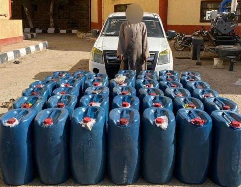 ضبط عامل بحوزته 2460 لتر سولار قبل بيعها بالسوق السوداء بالأقصر