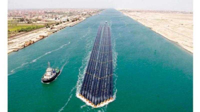 أسامة ربيع: دفعنا بأربع قاطرات لقطر سفينة حاويات تعطلت دفتها بقناة السويس