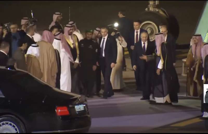 لحظة وصول الرئيس الروسي للسعودية