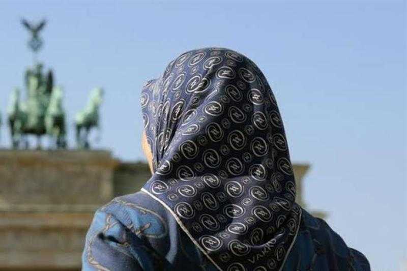 إذا كانت الزوجة ترفض لبس الحجاب.. فهل يجب على الزوج ضربها؟