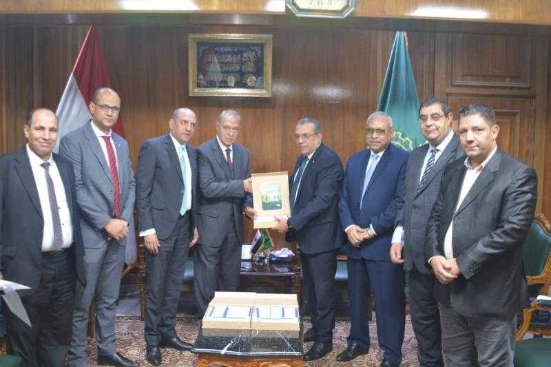 محافظ القليوبية يستقبل أعضاء البنك الزراعي المصري لتقديم تبرع بمبلغ 600 ألف جنيه للأسر الأكثر احتياجا