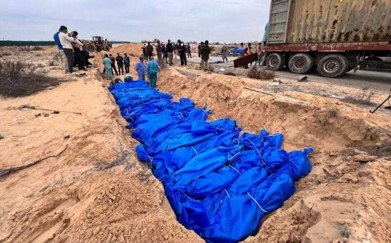 مقبرة جماعية لشهداء تعفنت جثامينهم بغزة