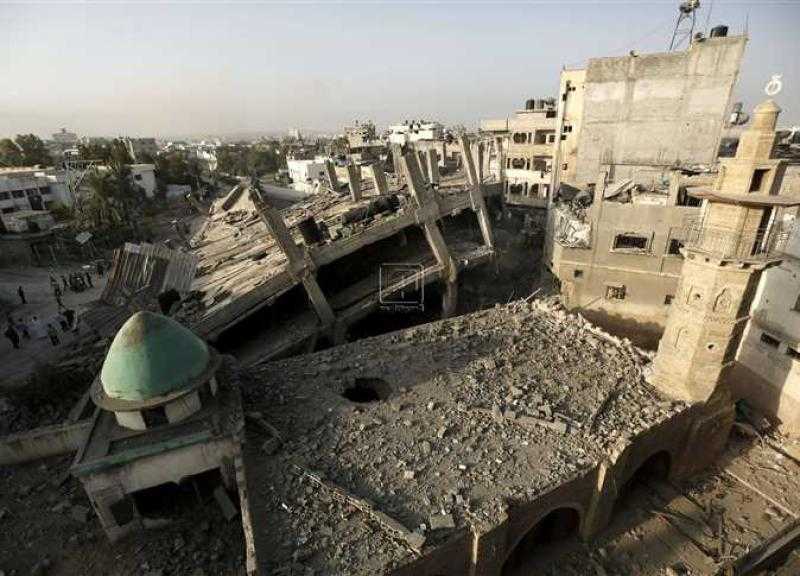 قوات الاحتلال تقصف مسجدا أثريا في البلدة القديمة بغزة