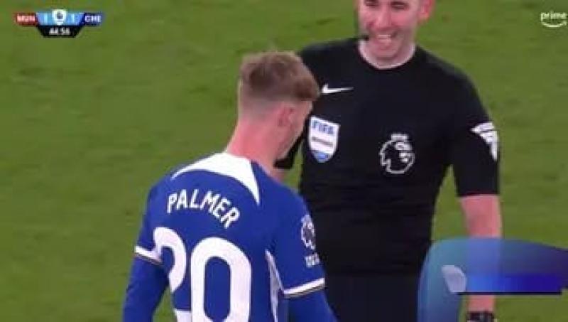 مفاجأة.. «بطاقة صفراء» لحكم مباراة مانشستر يونايتد وتشيلسي بعد قمة البريميرليج