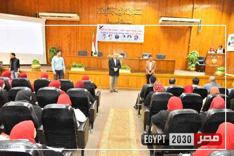 محافظ أسيوط يواصل لقاءاته بالرائدات الريفيات التابعة للتضامن الاجتماعي