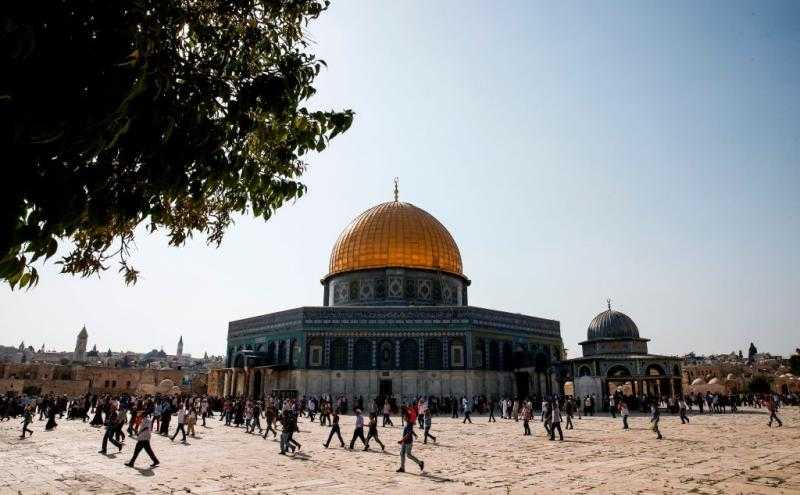 قوات الاحتلال تعتدي على الفلسطينيين وتمنعهم من أداء الصلاة في المسجد الأقصى