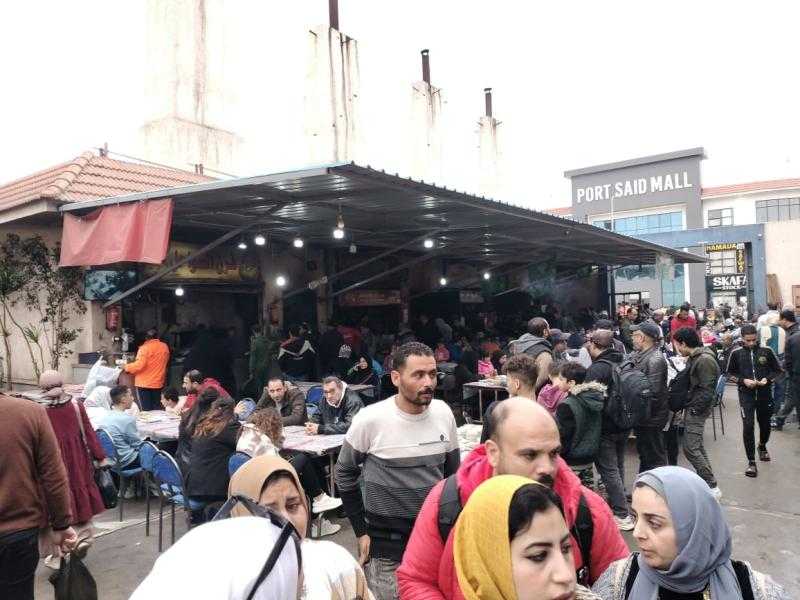 إقبال كبير من زائري بورسعيد ومواطنيها على سوق الأسماك ومول outlet