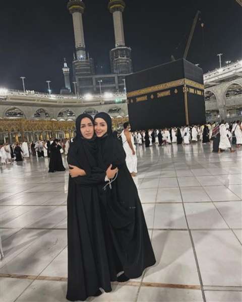 بسمة بوسيل ووالدتها أمام الكعبة