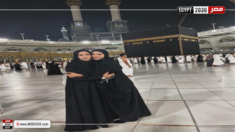 بسمة بوسيل ووالدتها أمام الكعبة