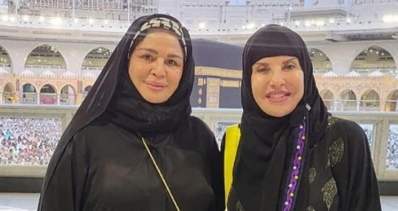 إلهام شاهين تؤدي مناسك العمرة برفقة هالة سرحان
