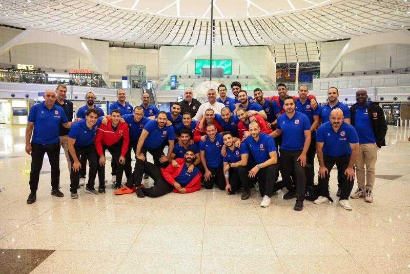 رجال يد الأهلي يغادرون مقر الإقامة إلى صالة الشيخ زايد بالفجيرة