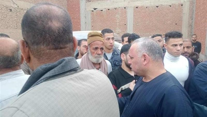 المئات يشيعون جثمان المبتهل ضياء الناظر بمسقط رأسه بقرية طنان في القليوبية