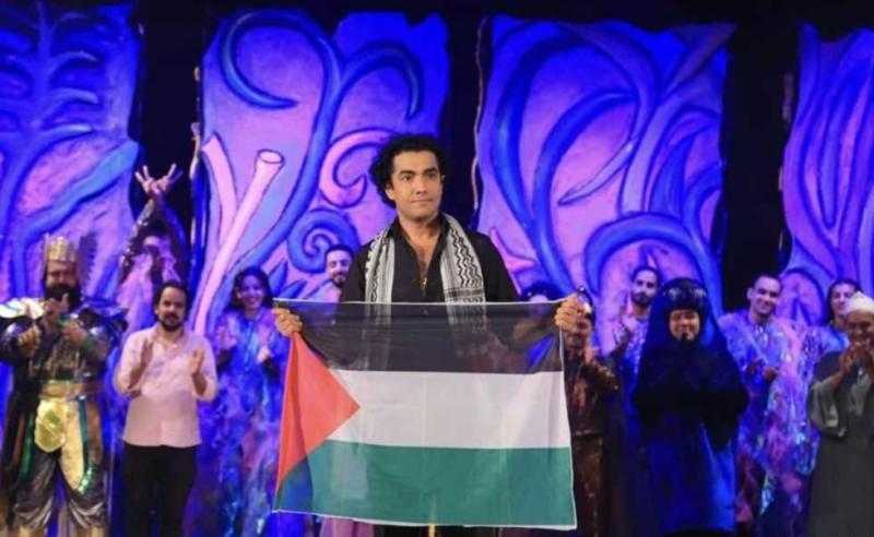 شريحة جديدة تنضم لجمهوره.. نجاح ساحق للفنان محمد عادل بمسرحية «نور في عالم البحور»