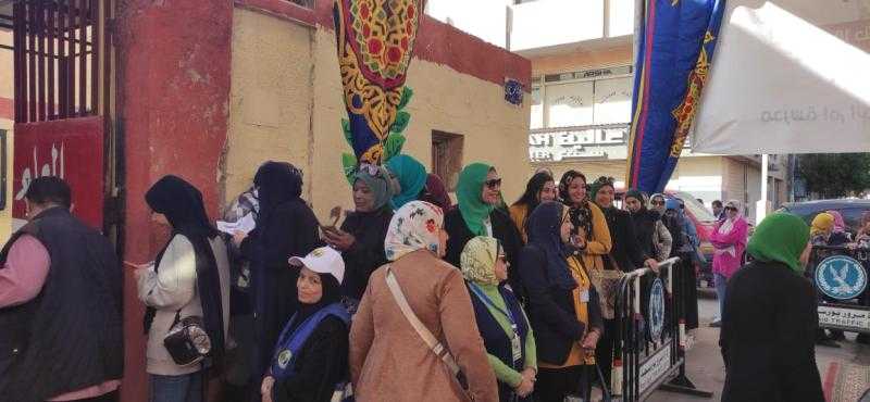 بعد مرور ساعة من بدء التصويت.. اللجان الانتخابية ببورسعيد تواصل استقبال أعداد كبيرة من الناخبين