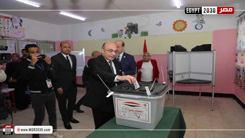 وزير العدل يدلي بصوته