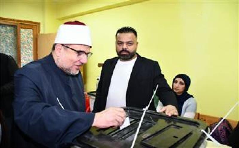 وزير الأوقاف يدلي بصوته 