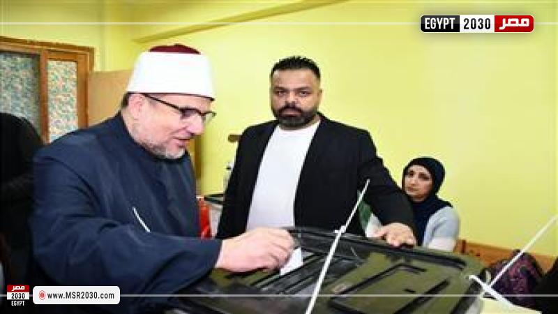وزير الأوقاف يدلي بصوته