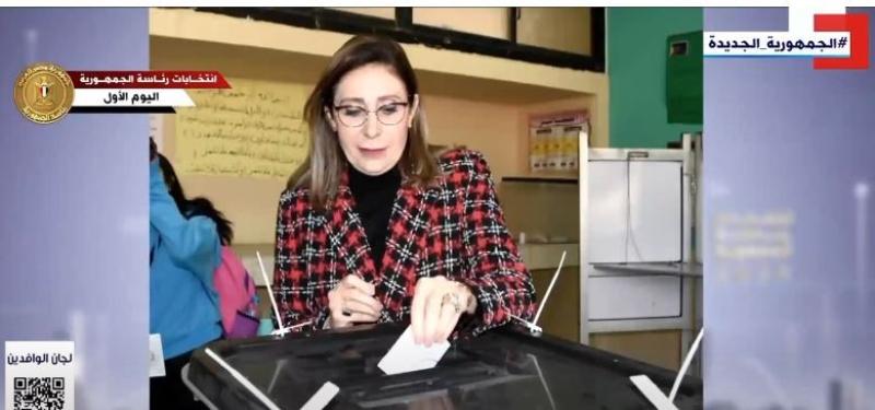 وزيرة الثقافة تدلي بصوتها في الانتخابات الرئاسية.. «فيديو»