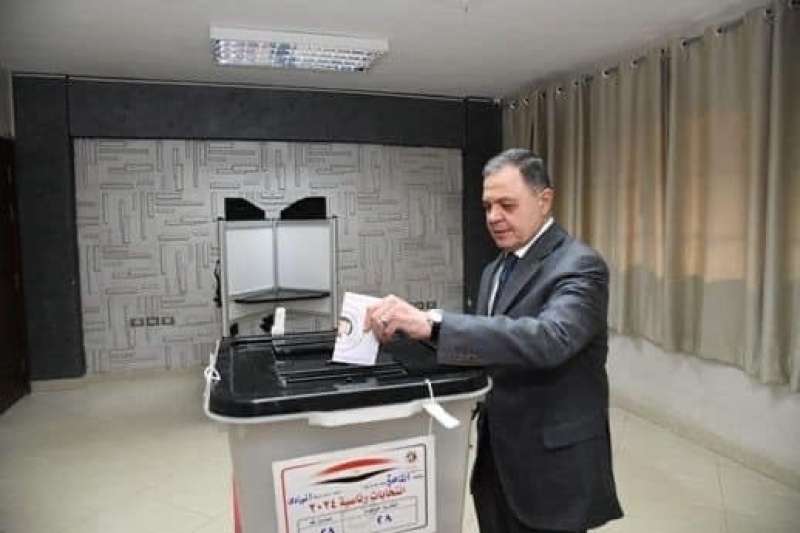 وزير الداخلية يدلي بصوته الانتخابي